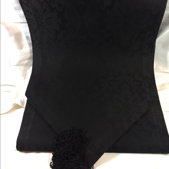 Table runner - Picture 1 of 2